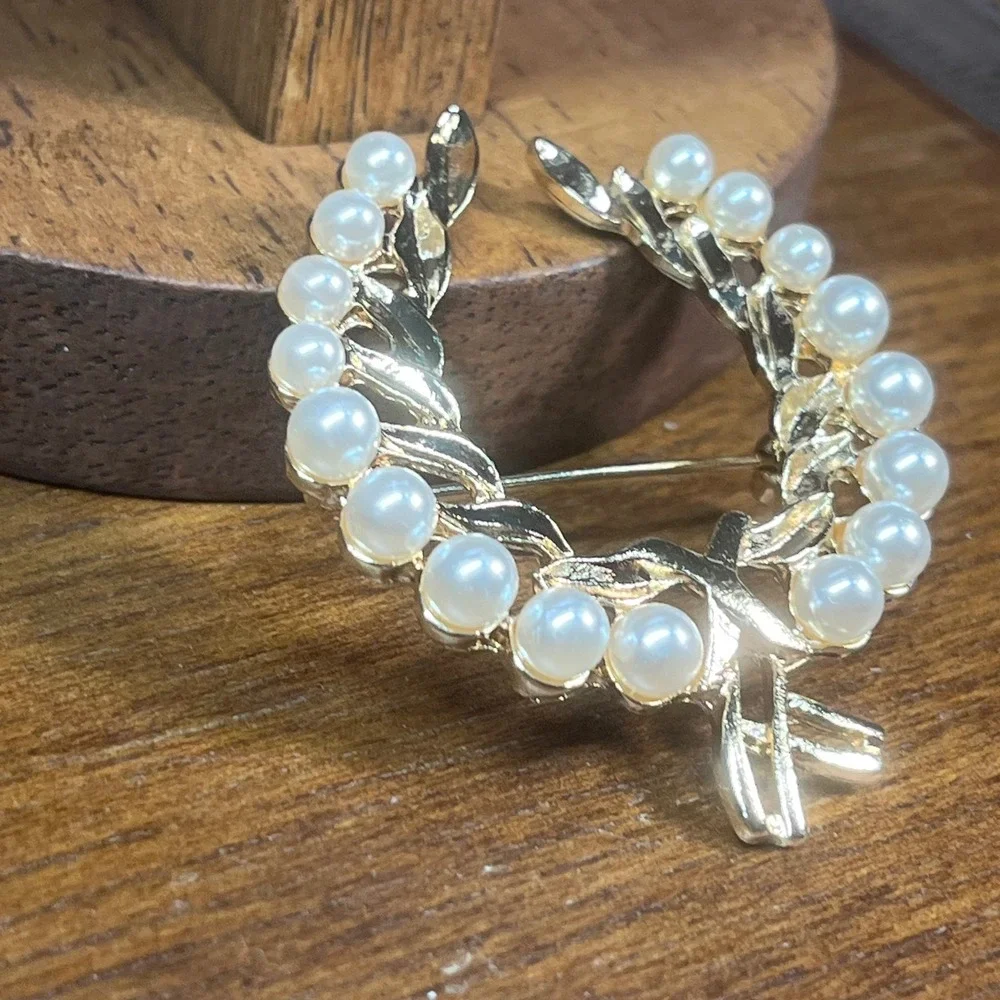 Vtg Gold Tone Faux Pearl Wreath Brooch Laurel Leaf Bow Pin Classic Accessory